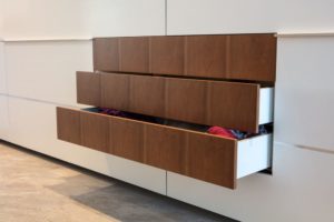 Garderobe Nussbaum und Weiß Schubladen