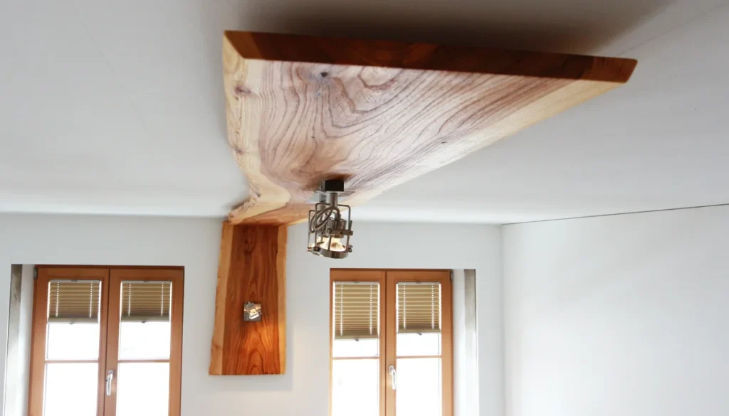 Winkellampe aus geöltem Rüsterholz (Ulme) als Decken- und Wandleuchte im Raum