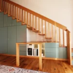 Kinderzimmermöbel aus einem Guss in Eiche Schränke als Treppe mit Eichenstufen und Geländer sowie Schreibtischplatte integriert