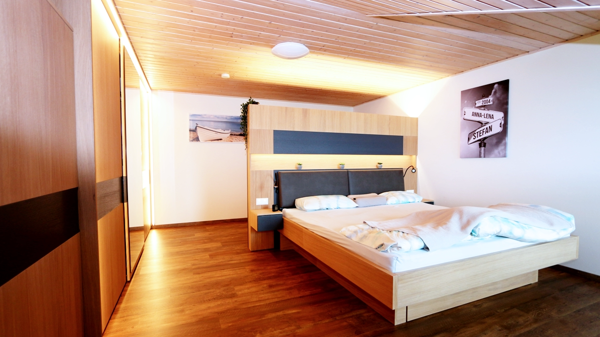 Schlafzimmer aus Eiche werden Träume wahr mit LED Beleuchtung, Bett und Schränke angepasst an Dachschräge