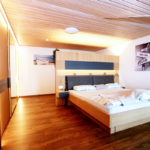Schlafzimmer aus Eiche werden Träume wahr mit LED Beleuchtung, Bett und Schränke angepasst an Dachschräge