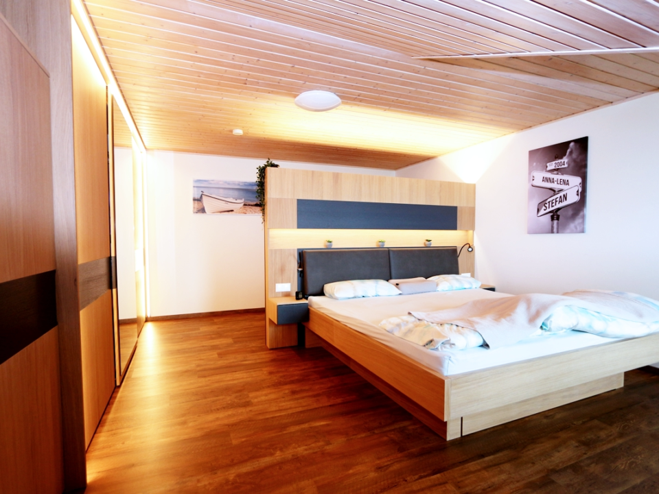 Schlafzimmer aus Eiche werden Träume wahr mit LED Beleuchtung, Bett und Schränke angepasst an Dachschräge