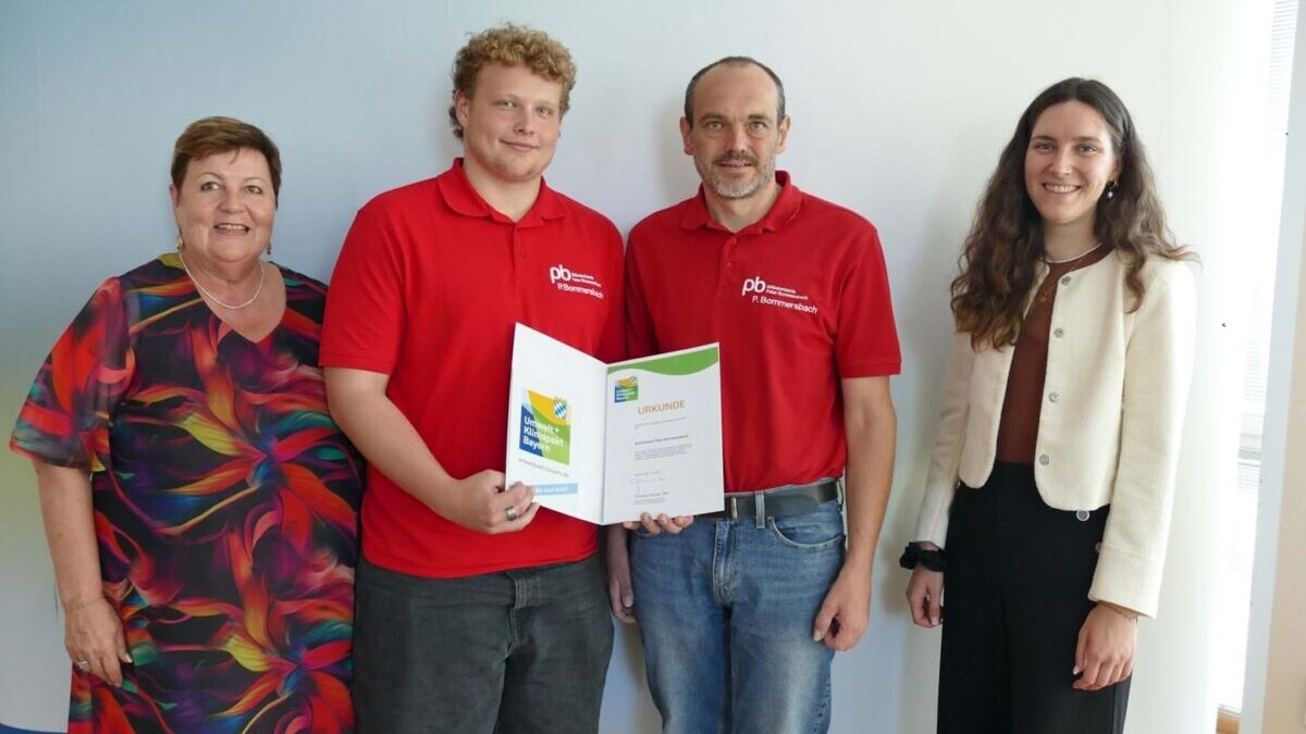Betriebliches Engagement für Klima und Umwelt wird hier honoriert (v.l.): Landrätin Andrea-Jochner-Weiß, Pius Bommersbach, Peter Bommersbach und Magdalena Schnitzler (Wirtschaftsförderung am Landratsamt) bei der Überreichung der Urkunde. (Foto: Landratsamt Weilheim - Schongau)