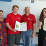 Betriebliches Engagement für Klima und Umwelt wird hier honoriert (v.l.): Landrätin Andrea-Jochner-Weiß, Pius Bommersbach, Peter Bommersbach und Magdalena Schnitzler (Wirtschaftsförderung am Landratsamt) bei der Überreichung der Urkunde. (Foto: Landratsamt Weilheim - Schongau)