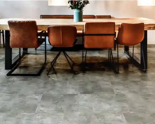 Bodenbeläge und Türen Designboeden im Esszimmer Optik Beton mit Esstisch Eiche