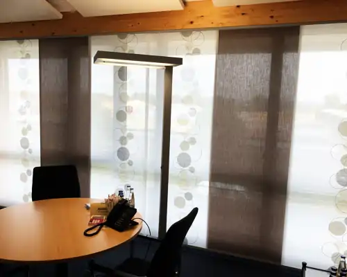 Indoor Sonnenschutz mit MHZ Flächenvorhängen in einem modernen Besprechungsraum