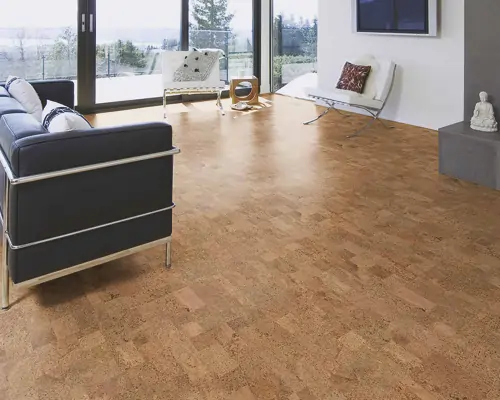 Korkboden Korkparkett im Wohnzimmer mit Schwarzen Sofa