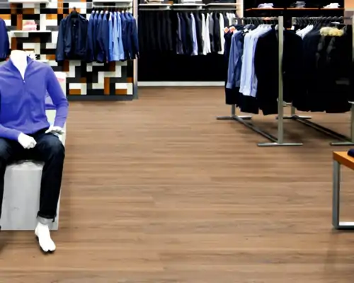 Vinylboden in schlichter Eiche-Optik in einem Bekleidungsgeschäft mit Kleiderstangen und Schaufensterpuppe in blauer Jacke und schwarzer Hose.