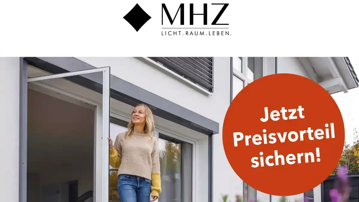 Eine Frau steht in einem offenen Türrahmen eines Hauses und blickt nach draußen. Sie trägt eine beige Strickjacke und blaue Jeans. Im Vordergrund sind unscharfe Pflanzen zu sehen. Rechts oben befindet sich das Logo von MHZ mit dem Schriftzug 'LICHT. RAUM. LEBEN.'. Daneben steht in schwarzer Schrift 'MHZ INSEKTENSCHUTZ' und darunter in kursiver Schrift 'Winteraktion'. Links neben der Frau ist ein roter Kreis mit weißer Schrift, der den Text 'Jetzt Preisvorteil sichern! 01.11.25 - 28.02.26' enthält.