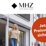 Eine Frau steht in einem offenen Türrahmen eines Hauses und blickt nach draußen. Sie trägt eine beige Strickjacke und blaue Jeans. Im Vordergrund sind unscharfe Pflanzen zu sehen. Rechts oben befindet sich das Logo von MHZ mit dem Schriftzug 'LICHT. RAUM. LEBEN.'. Daneben steht in schwarzer Schrift 'MHZ INSEKTENSCHUTZ' und darunter in kursiver Schrift 'Winteraktion'. Links neben der Frau ist ein roter Kreis mit weißer Schrift, der den Text 'Jetzt Preisvorteil sichern! 01.11.25 - 28.02.26' enthält.