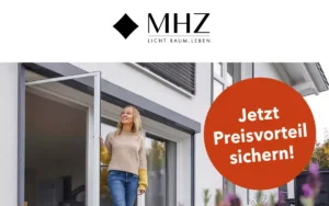 Eine Frau steht in einem offenen Türrahmen eines Hauses und blickt nach draußen. Sie trägt eine beige Strickjacke und blaue Jeans. Im Vordergrund sind unscharfe Pflanzen zu sehen. Rechts oben befindet sich das Logo von MHZ mit dem Schriftzug 'LICHT. RAUM. LEBEN.'. Daneben steht in schwarzer Schrift 'MHZ INSEKTENSCHUTZ' und darunter in kursiver Schrift 'Winteraktion'. Links neben der Frau ist ein roter Kreis mit weißer Schrift, der den Text 'Jetzt Preisvorteil sichern! 01.11.25 - 28.02.26' enthält.