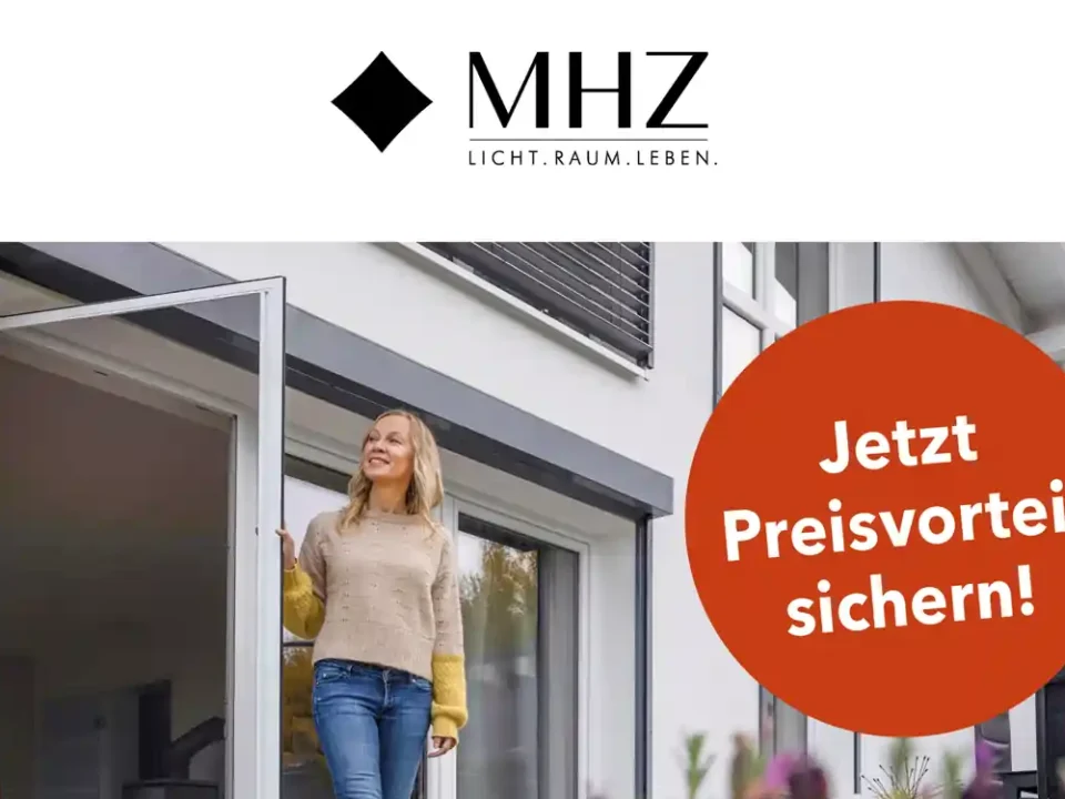 Eine Frau steht in einem offenen Türrahmen eines Hauses und blickt nach draußen. Sie trägt eine beige Strickjacke und blaue Jeans. Im Vordergrund sind unscharfe Pflanzen zu sehen. Rechts oben befindet sich das Logo von MHZ mit dem Schriftzug 'LICHT. RAUM. LEBEN.'. Daneben steht in schwarzer Schrift 'MHZ INSEKTENSCHUTZ' und darunter in kursiver Schrift 'Winteraktion'. Links neben der Frau ist ein roter Kreis mit weißer Schrift, der den Text 'Jetzt Preisvorteil sichern! 01.11.25 - 28.02.26' enthält.