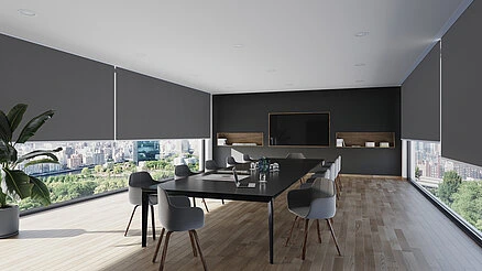 Moderner Konferenzraum mit MHZ Rolo Termo-Effeckt in dunklem Grau, rechteckigem Tisch, grauen Stühlen und großen Fenstern mit Blick auf Stadt und Park.