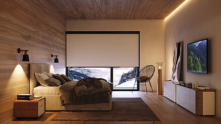 Schlafzimmer mit Holzwänden, Bett mit Kissen und Decke, MHZ Rolo Verdunkelung vor Fenster mit Bergblick, Stuhl und Sideboard mit Fernseher