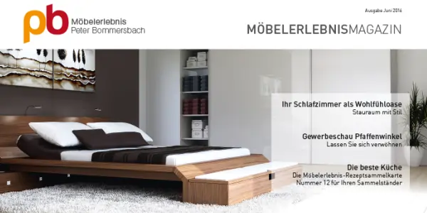 Modernes Schlafzimmer mit Bett in Nußbaumholz, niedriger Rahmen, weiße und braune Kissen, daneben offenes Regal mit weißen Handtüchern und Dekoration.