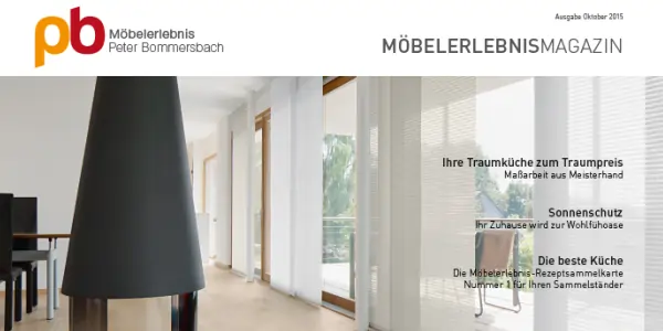 Modernes Wohnzimmer mit großen Fenstern, weißen MHZ Flächenvorhängen, schwarzem Kaminofen und Holzboden, Tageslicht fällt durch die Vorhänge.