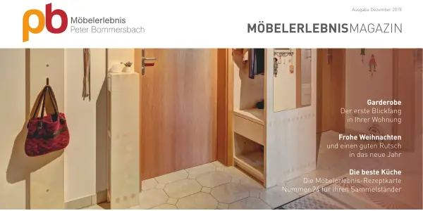 Eingangsbereich mit Garderobe, Holztür und sechseckigen Bodenfliesen, daneben ein Spiegel und eine hängende Tasche.