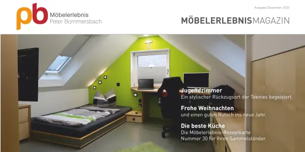 Jugendzimmer mit grün gestrichener Giebelwand, Dachschrägen mit Fenstern, Einzelbett mit gestreifter Bettwäsche, Schreibtisch mit Computer und Stuhl, Wandregal und Nachttisch, weiße Decke mit Holzbalken.