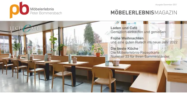 Café mit Eichenholz-Möbeln, lackiert, helle Holzstühle und Tische, große Fenster mit Blick ins Grüne, Tageslicht, schlichte moderne Einrichtung.