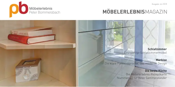 Regal mit zwei roten und weißen Büchern sowie einem Bilderrahmen, daneben Fenster mit Gardine und Text zu Schlafzimmer, Markise und Küche im Möbelerlebnismagazin.