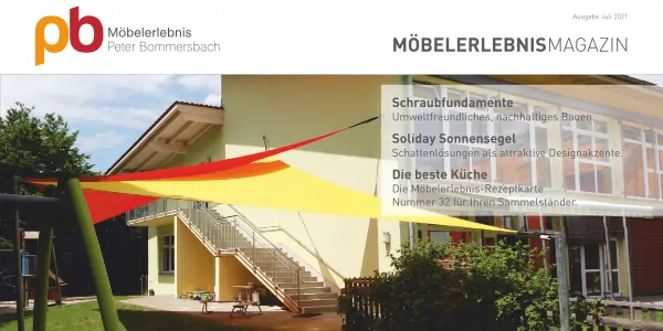 Gelbes und rotes Sonnensegel über Terrasse eines gelben Hauses mit Außentreppe und Balkon.