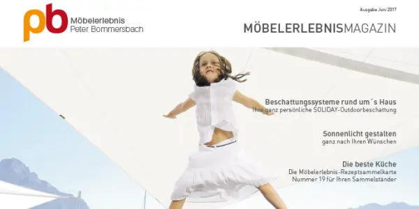 Kind mit weißem T-Shirt und Zopf springt vor hellblauem Hintergrund uner deinem Sonnensgel von Soliday, daneben Text zu Sonnenschutzsystemen, Küchen und Outdoorbeschattung im Möbelerlebnismagazin Juni 2017.