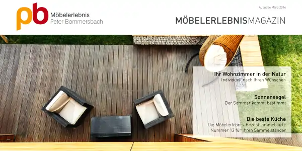 Vogelperspektive auf zwei schwarze Loungesessel mit weißen Kissen und einen schwarzen Tisch auf Holzterrasse, daneben ein Baumstamm als Dekoration.