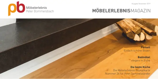Magazintitelseite mit Logo 'pb Möbelerlebnis Peter Bommersbach' und Überschrift 'MÖBELERLEBNISMAGAZIN'. Text zu Themen: Parkett, Badmöbel, Küche auf hellem Eichen Parkett mit Holzscheiten.