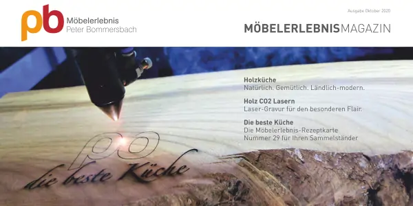 Lasergravur auf Holzplatte mit dem Schriftzug 'die beste Küche' in geschwungener Schrift, Teil des Möbelerlebnismagazins-Layouts.