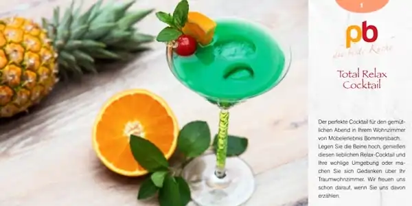 Das Bild zeigt einen grünen Cocktail in einem dekorativen Glas mit Stiel. Das Glas ist mit einer Kirsche, einem Minzblatt und einem kleinen Stück Ananas garniert. Daneben liegen eine halbierte Orange mit Blättern und eine Ananas. Rechts neben dem Getränk steht der Text 'pb Total Relax Cocktail' sowie eine Beschreibung auf Deutsch, die den Cocktail als perfekten Drink für einen gemütlichen Abend im Wohnzimmer empfiehlt. Der Hintergrund ist hell und schlicht, wodurch die Farben der Früchte und des Cocktails hervorgehoben werden.
