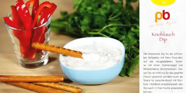 Schale mit weißem Knoblauch-Dip, daneben zwei Salzstangen, im Hintergrund rote Paprikastreifen in Glas und grüne Kräuter. Rechts Text mit Rezepttitel 'Knoblauch DIP' und Beschreibung.
