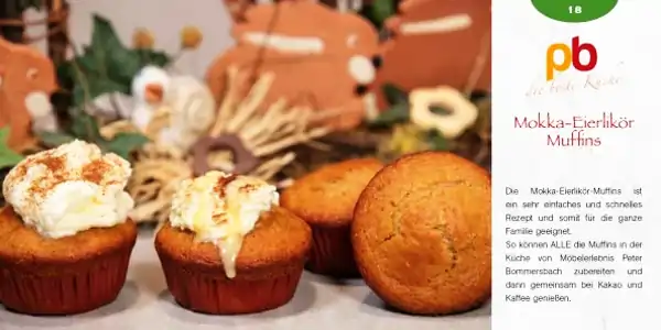 Die Rezeptkarte zeigt im Vordergrund drei Mokka-Eierlikör-Muffins, zwei davon mit einer großzügigen Portion weißer Sahne und Kakaopulver bestreut. Die Muffins sind braun und haben eine leicht raue Oberfläche. Im Hintergrund sind unscharf dekorative Elemente wie getrocknete Blumen und Zweige zu erkennen. Rechts oben befindet sich der Schriftzug 'pb' in orange und grün, darunter der Titel 'Mokka-Eierlikör Muffins' in schwarzer Schrift. Darunter steht ein kurzer Text, der das Rezept als einfach und schnell beschreibt und empfiehlt, die Muffins gemeinsam mit Kakao und Kaffee zu genießen.