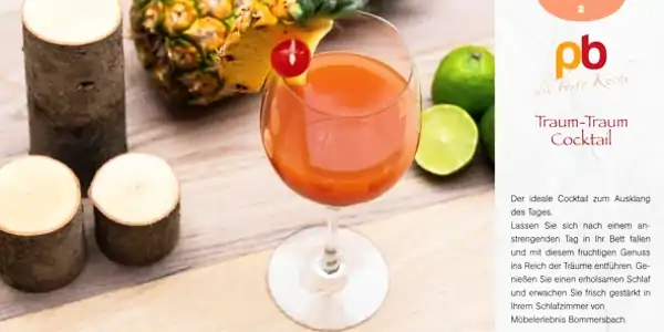 Rezeptkarte für den Traum-Traum Cocktail mit einem Glas oranger Cocktail, umgeben von Ananas, Limetten und drei Holzscheiben auf hellem Holzuntergrund.