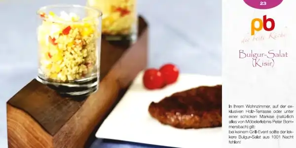 Zwei kleine Gläser mit Bulgur-Salat stehen auf einem dunklen Holzbrett. Der Salat enthält sichtbare Stücke von Tomaten und Gurken. Im Hintergrund liegen zwei Kirschtomaten auf einer weißen Oberfläche. Rechts daneben ist ein gegrilltes Stück Fleisch zu sehen. Oben rechts befindet sich ein Rezeptkartendesign mit dem Logo "pb die beste Küche" und der Überschrift "Bulgur-Salat (Kisir)". Darunter steht ein kurzer Text, der auf die Verwendung des Rezepts in verschiedenen Wohnsituationen hinweist.