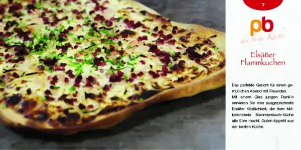 Flammkuchen mit Speckwürfeln und gehackter Petersilie auf rechteckigem Holzbrett, Nahaufnahme