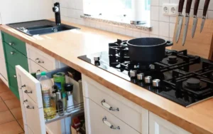 Schreinerküche mit Buchen-Arbeitsplatte (Waldkante) und Gaskochfeld