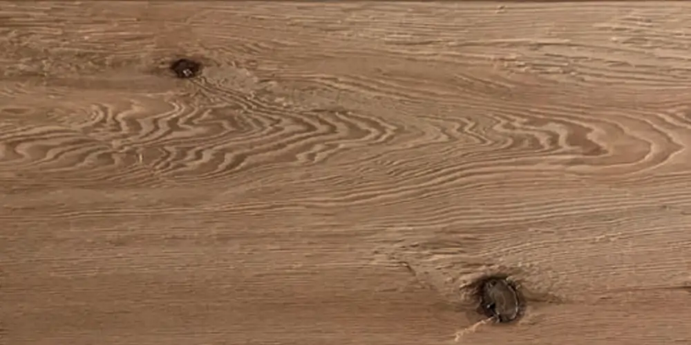 Nahaufnahme von gedämpftem Lärchenholz mit warmer, antikbrauner Farbgebung und natürlicher, lebhafter Maserung.