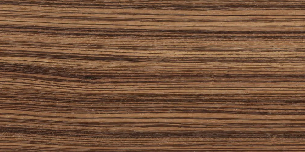 Nahaufnahme von Zebrano-Holz mit hell- und dunkelbraunen, gestreiften Maserungs-Mustern und natürlicher Holzstruktur.