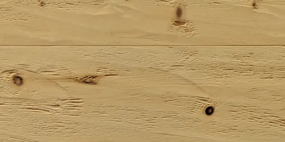 Nahaufnahme von gehacktem und gebürstetem Zirbelkiefernholz mit strukturierter Oberfläche, heller Holzfarbe und sichtbarer Maserung.