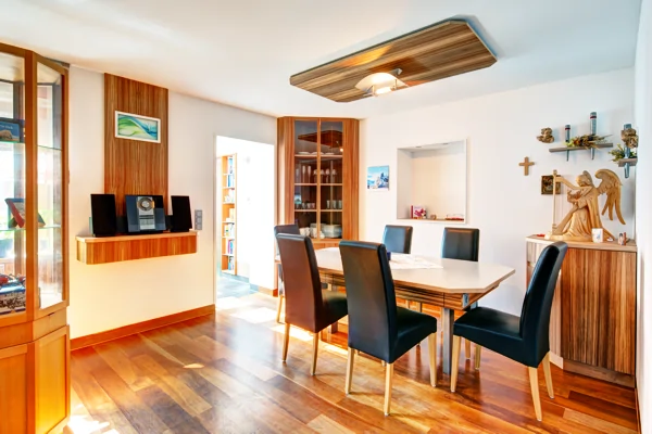 Esszimmer mit maßgefertigten Holzmöbeln, Vitrine, Sideboard und Esstisch